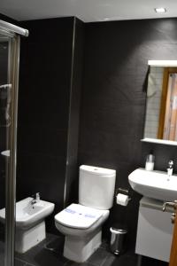 Et badeværelse på Apartamentos Spa Cueto