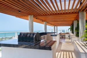 een buitenkeuken met een houten pergola bij 5* 2H con piscina, frente a la playa Morros. Wifi in Cartagena