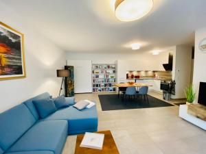 ein Wohnzimmer mit einer blauen Couch und einem Tisch in der Unterkunft Fewo unweit Warnemünde Sobierajczyk in Markgrafenheide in Rostock