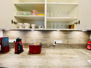 eine Küche mit weißen Schränken und einer Arbeitsplatte in der Unterkunft Fewo unweit Warnemünde Sobierajczyk in Markgrafenheide in Rostock