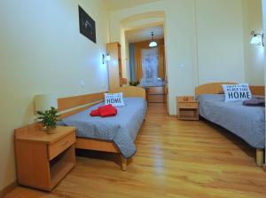 pokój z 2 łóżkami i pokój z sypialnią domową w obiekcie Belweder w mieście Duszniki Zdrój