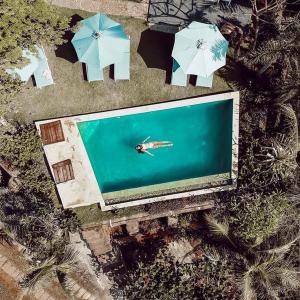 una vista aérea de una playa con una persona en el agua en Blue Monkey Retreat Areguling Lombok en Kuta Lombok