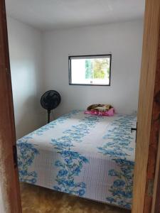 a bedroom with a bed and a window at Apartamento in São José da Coroa Grande