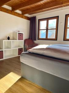 מיטה או מיטות בחדר ב-Das goldene Haus