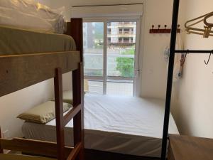ein Zimmer mit zwei Etagenbetten und einem Fenster in der Unterkunft SOLAMAR - PRAIA Das TONINHAS in Ubatuba + 63 Fotos