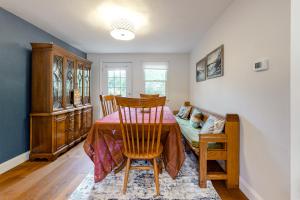 uma sala de jantar com uma mesa e cadeiras e um sofá em Ferry Harbor Cottage em Falmouth