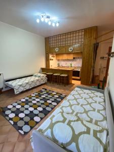 ein Wohnzimmer mit einer Küche und einem Tisch in der Unterkunft Appartamento a Pescocostanzo in Pescocostanzo