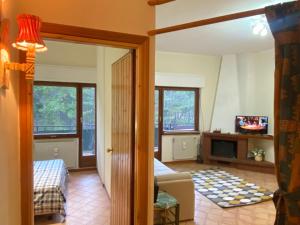 a living room with a couch and a television at Appartamento a Pescocostanzo in Pescocostanzo