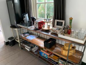 a room with a shelf with acomputer on it at Sleepzzz in Heusden