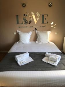 Postel nebo postele na pokoji v ubytování Hotel L'Oustau de la Font
