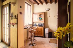 een keuken met een aanrecht en een wastafel in de kamer bij FULVIA - Courtyard apartment with balcony in Arona