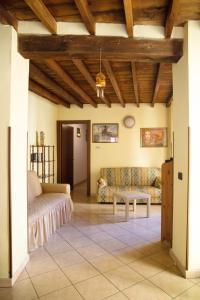 Afbeelding uit fotogalerij van FULVIA - Courtyard apartment with balcony in Arona