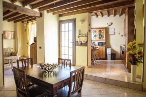 Afbeelding uit fotogalerij van FULVIA - Courtyard apartment with balcony in Arona