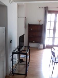 ein Wohnzimmer mit einem Glastisch und einem Stuhl in der Unterkunft House Efria in Positano