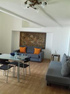 ein Wohnzimmer mit einem Sofa und einem Tisch in der Unterkunft House Efria in Positano