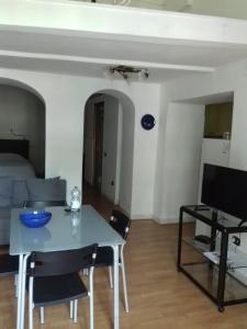 ein Wohnzimmer mit einem Tisch, Stühlen und einem Sofa in der Unterkunft House Efria in Positano