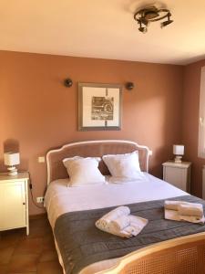 Un pat sau paturi într-o cameră la Hotel L'Oustau de la Font