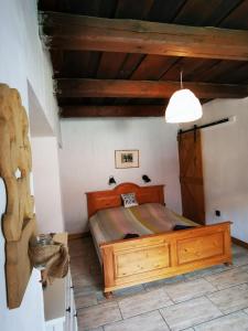 Hegyhátszentjakab的住宿－Őrség Kincse Nagy Apartman - 6 főre，一间卧室设有木床和木制天花板。