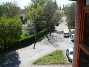ギェネシュディアーシュにあるPorkoláb Apartmanházの車を停めた通りの窓からの眺め