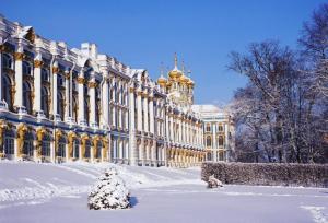 duży budynek z śniegiem przed nim w obiekcie Изумрудное сердце Пушкина w Petersburgu