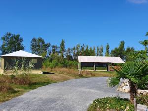 einen Pavillon und ein Zelt auf einem Feld in der Unterkunft Camping Les Chagnelles in Le Perrier