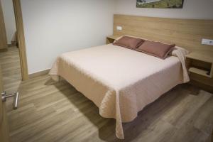 A bed or beds in a room at Apartamentos turisticos HAZ AMIGO