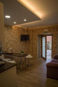 A television and/or entertainment centre at Apartamentos turisticos HAZ AMIGO