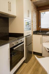 A kitchen or kitchenette at Apartamentos turisticos HAZ AMIGO