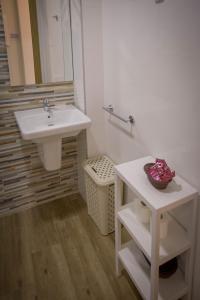 A bathroom at Apartamentos turisticos HAZ AMIGO