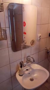W łazience znajduje się umywalka i lustro. w obiekcie Втори километър w mieście Ovcha Mogila