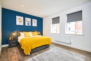 A bed or beds in a room at Stunning 2 bed Apartment - Central Location