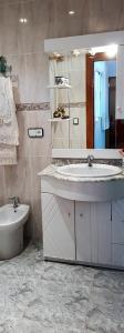 a bathroom with a sink and a toilet and a mirror at Apartamento Armonía:céntrico, tranquilo y acogedor in Elda