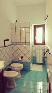 La salle de bains est pourvue de toilettes et d'un lavabo. dans l'établissement Agriturismo Santa Barbara, à Prignano Cilento