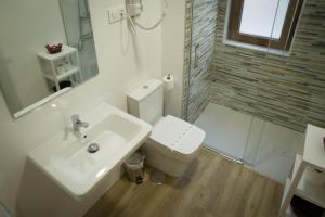 A bathroom at Apartamentos turisticos HAZ AMIGO