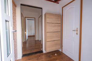 einen Flur mit Tür und Spiegel in der Unterkunft Apartment Vedrana 2142 in Peroj
