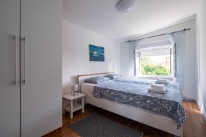 Postel nebo postele na pokoji v ubytování Apartment Vedrana 2142