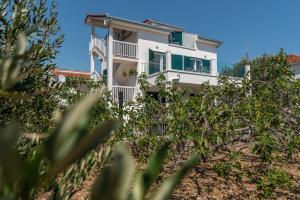 a white house sitting on top of a hill at Apartmani Lejla in Poljica