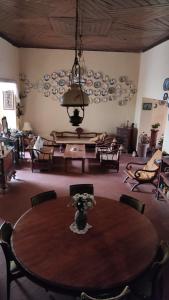 Beatrice House Galle Fort في غالي: غرفة بها طاولة وكراسي وأطباق على الحائط