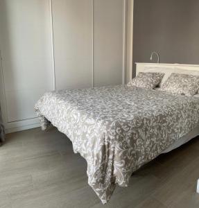 A bed or beds in a room at Cosy Seaview Apartment Las Canteras
