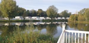 Fotografie z fotogalerie ubytování Lakeside Cotswold Holiday Home v destinaci Cirencester