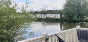 Fotografie z fotogalerie ubytování Lakeside Cotswold Holiday Home v destinaci Cirencester