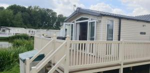 Fotografie z fotogalerie ubytování Lakeside Cotswold Holiday Home v destinaci Cirencester