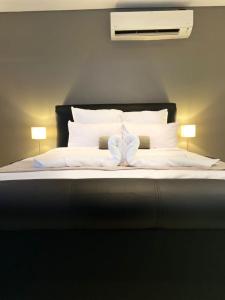 Een bed of bedden in een kamer bij Worm Wood Homes at City Junction
