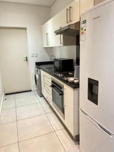 Een keuken of kitchenette bij Worm Wood Homes at City Junction