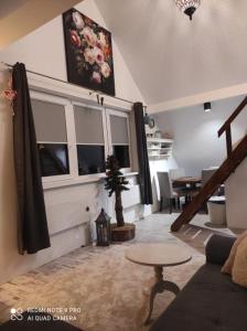 salon z kanapą i stołem w obiekcie Apartament u Bena w mieście Kacwin
