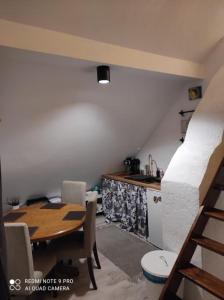 jadalnia ze stołem i kuchnią w obiekcie Apartament u Bena w mieście Kacwin