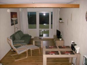 een woonkamer met een bank en een tafel bij Apartment Meerblick in Holm