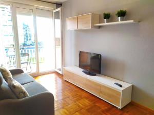 TV a/nebo společenská místnost v ubytování Apartamento en el centro de Laredo Menendez Pelayo 17