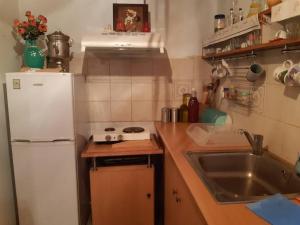 Kuchyň nebo kuchyňský kout v ubytování Kouros Villa!