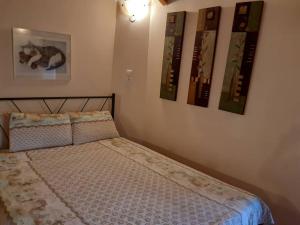 En eller flere senger på et rom på Kouros Villa!